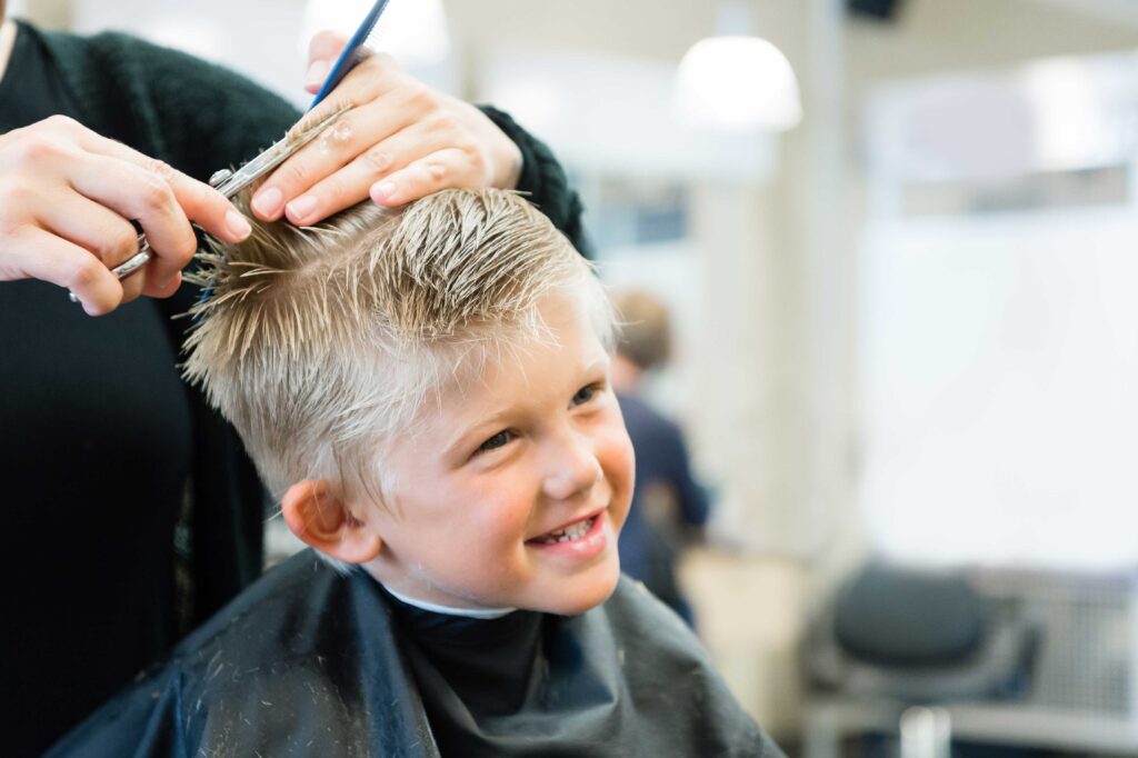 haren worden geknipt bij een kind door een kapper van Kapsalon Bij Mies