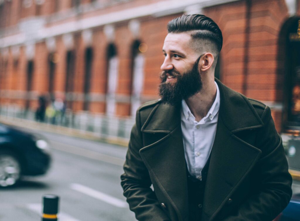 man met baard en gekamd kapsel